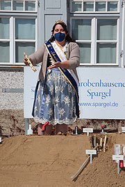 Die 44. Schrobenhausener Spargelkönigin Julliane Wenger vor dem Pflegschloss (©Foto. Martin Schmitz)